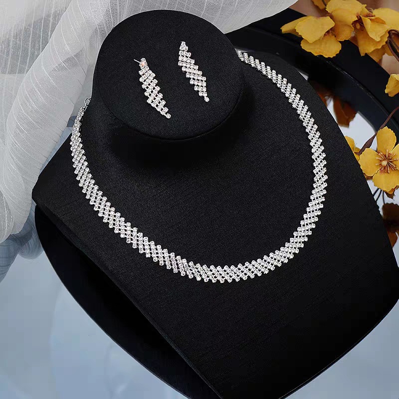 Bride's wedding accessories, lady's bride necklace, decorative set, fashionable claw chain, dazzling studded banquet necklace, earrings Application Scenario