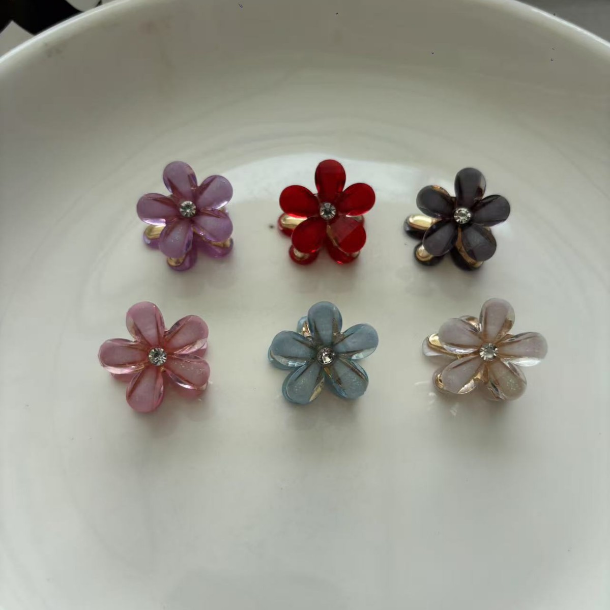 Camellia mini grab hair clip, women's side hair clip accessory, small bangs hair clipping clip, headwear, hairpin braided hair Application Scenario