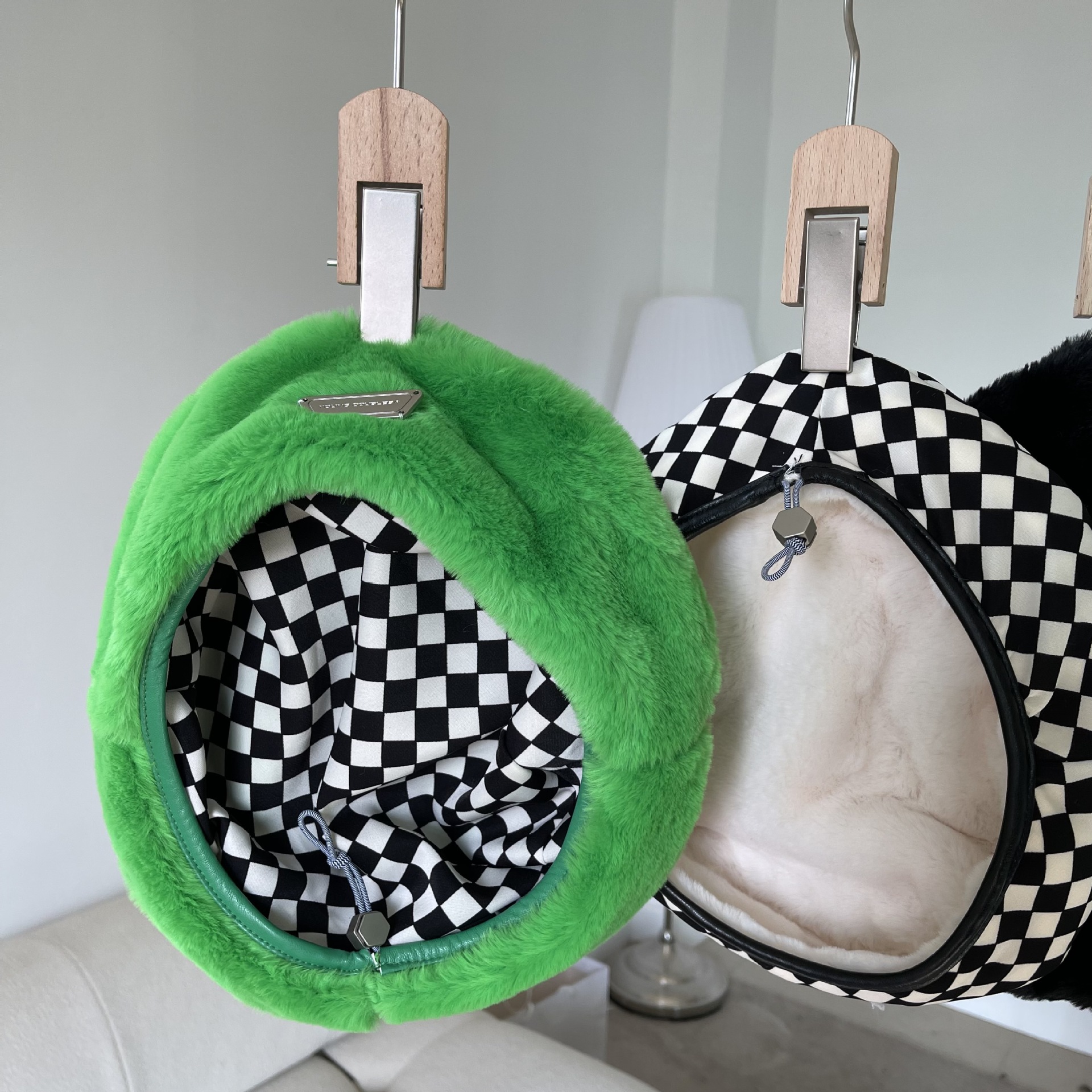 Plush double-sided wear beret female winter two wear checkerboard hat autumn and winter ins show face small Korean version of the painter's hat