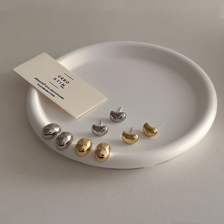 The unique design sense of the "Little Bean" metal stud earrings for women, Korean style, simple and versatile, elegant earrings and earrings, cold style details Picture