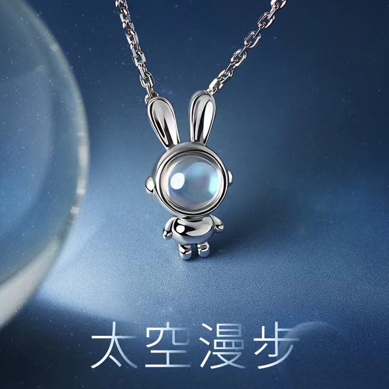 太空宇航员兔子项链女轻奢小众设计感钛钢小兔子锁骨链2023年新款