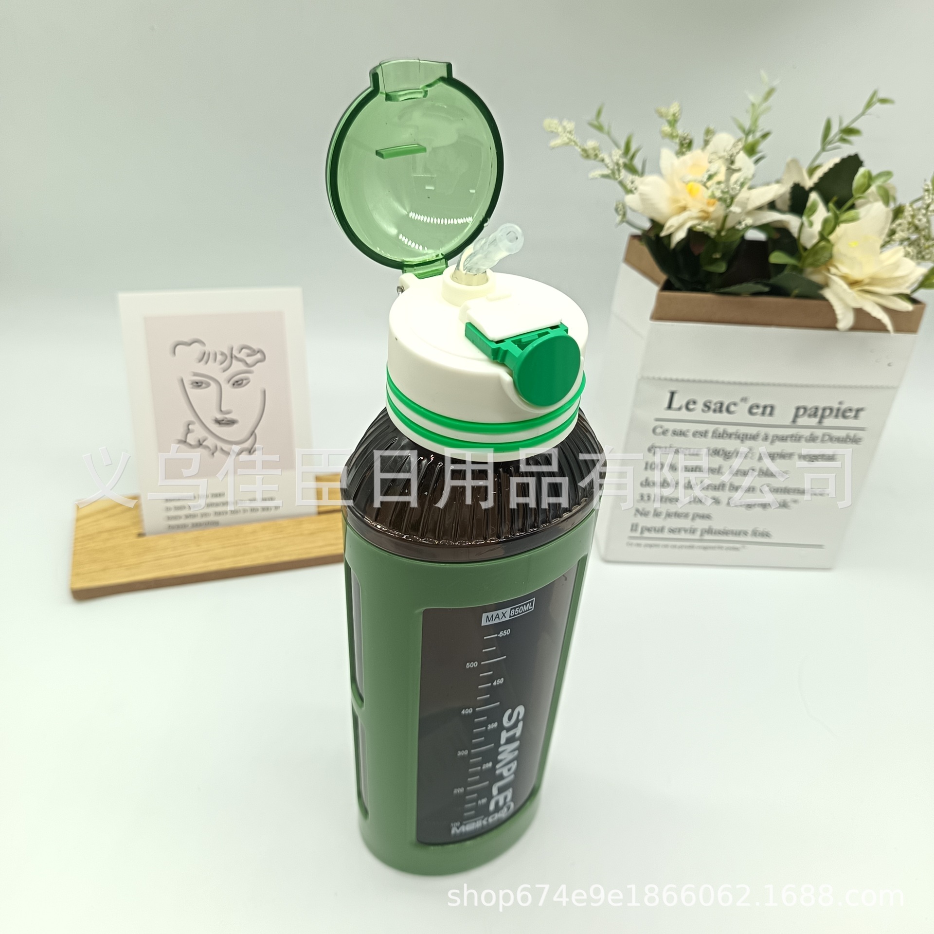 Summer large-capacity straw cups with bouncy LIDS, portable hand-held space cups for men and women, high appearance level, simple flat pot style, cross-border Application Scenario
