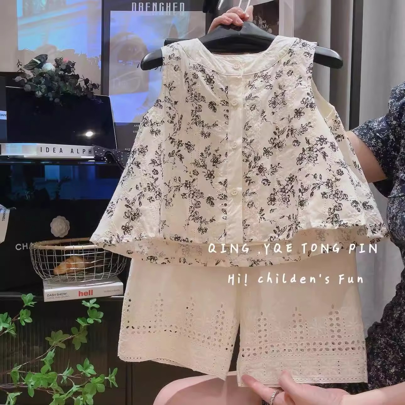 A new summer children's sleeveless baby shirt and mosquito-proof pants set, a stylish two-piece set for girls