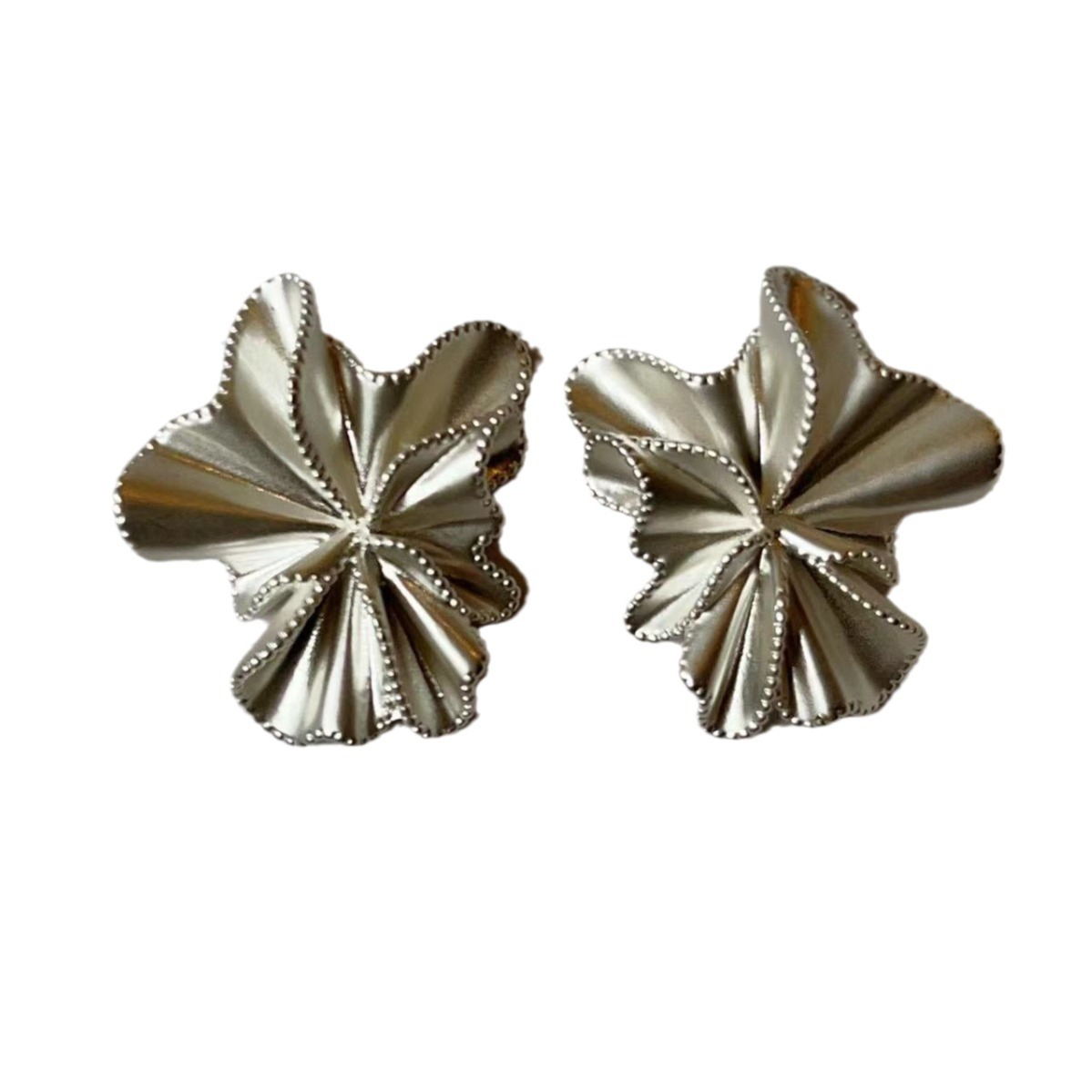 من الطلاءات البيضاء المصمَّمة على شكل ك Item Picture
