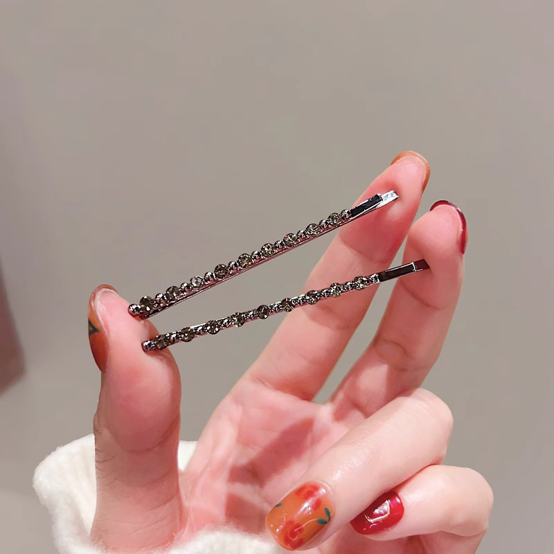 Exquisite hairpin for women, black one-piece clip, high-end feel, water diamond side clip, headpiece, elegant style, broken hair, bangs clip, pair clip Application Scenario