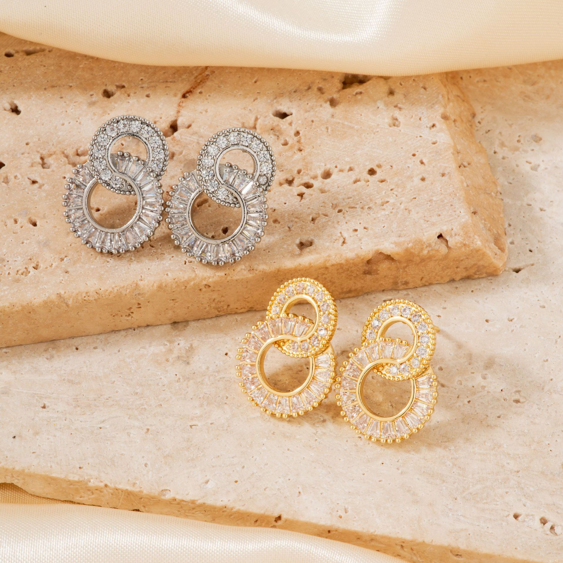 Double circle earrings, Korean-style diamond-encruted zircon women's short round stud earrings, earrings and accessories, high-end and elegant, with a delicate fragrance style details Picture