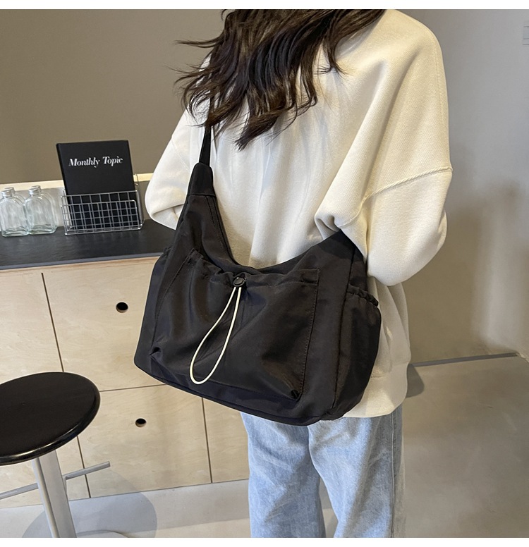 韩版时尚尼龙斜挎包2024新款休闲百搭褶皱单肩包大容量纯色帆布包详情9