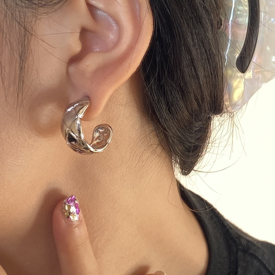 French-style simple semi-circular C-shaped stud earrings with cross-border diamond-shaped texture, fashionable, simple and elegant, ins style women's earrings details Picture