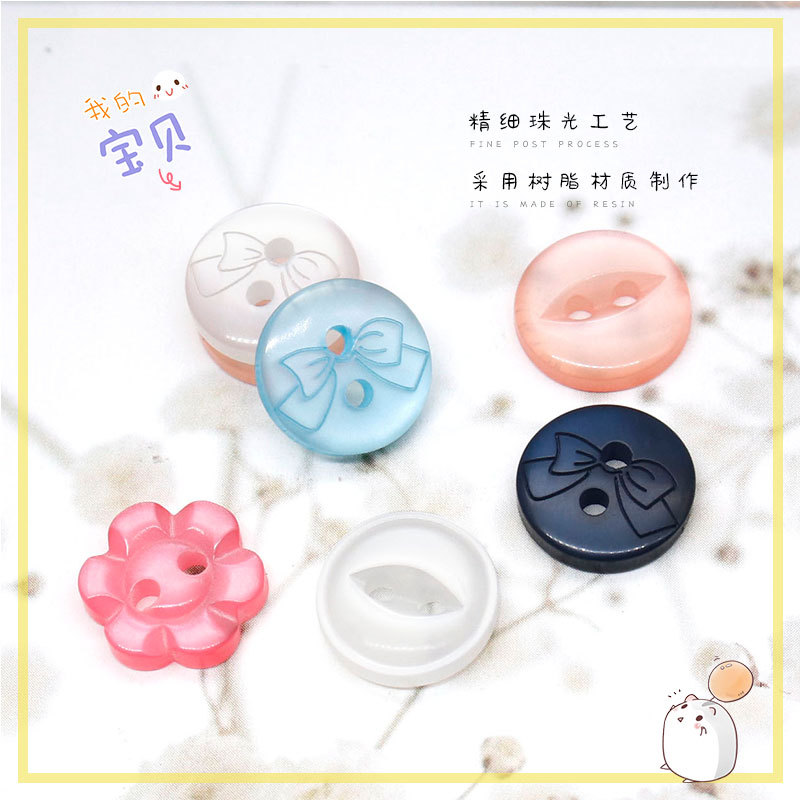 Wholesale two-eye pearlescent shirts in stock, with shirt buttons, bow patterns, children's clothing buttons, and engraved fish-eye buttons Specification image
