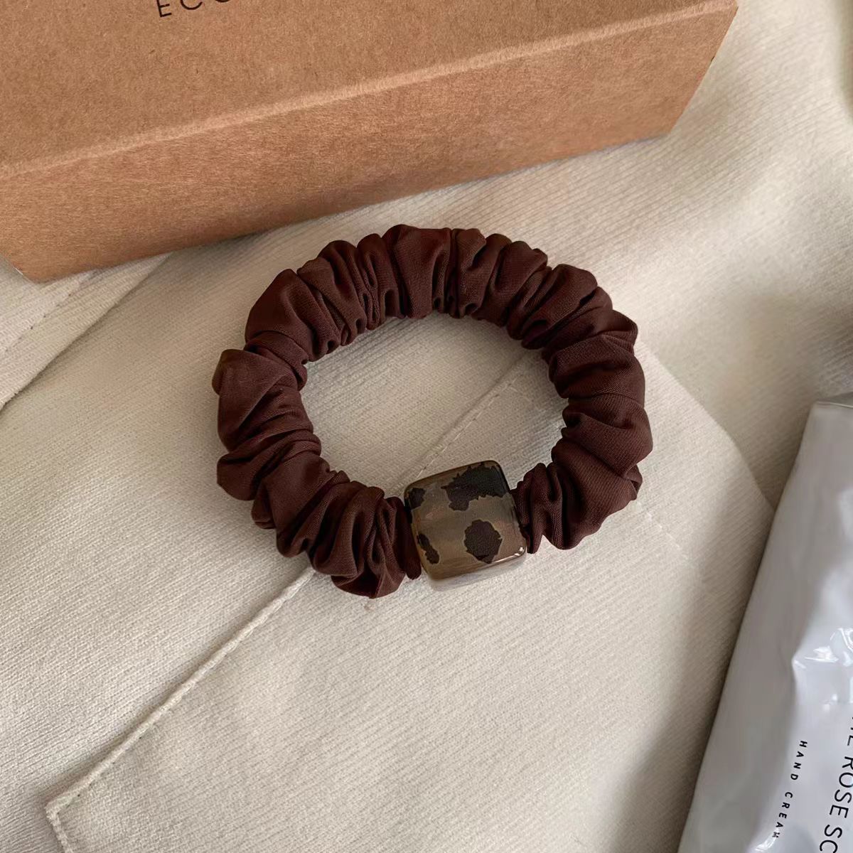 A simple square leopard print high ponytail hair tie for women, a new small intestine hair band, a trendy and stylish hair tie with a leather band and hair accessory details Picture