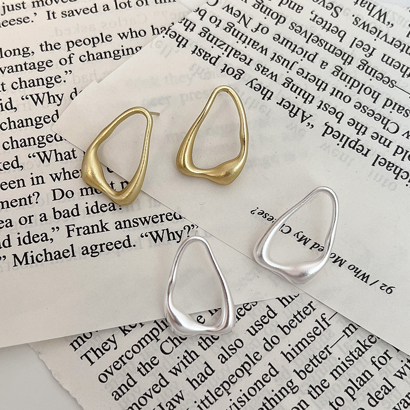 Silver needle, niche fashion, minimalist and cold style, European and American frosted lava triangular stud earrings, teardrop-shaped stud earrings 2024 trend Application Scenario