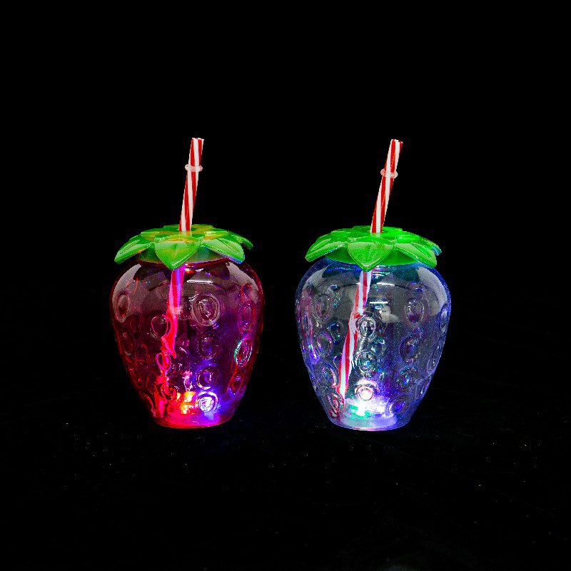 Manufacturers Spot Pet Strawberry Cup Fruit Shape 500Ml Straw Cup Luminous Plastic Pineapple Juice Tea Bottle Application Scenario