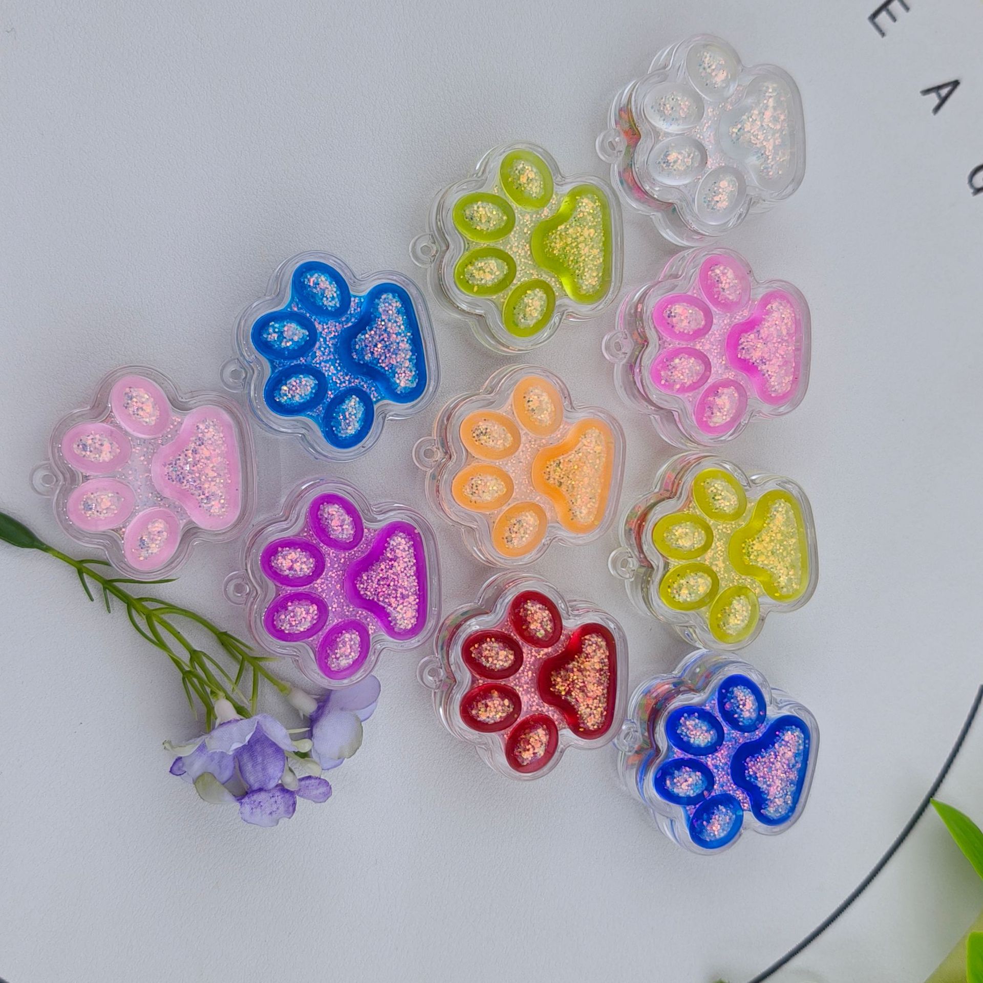 10-color double-sided luminous flowing sand cat paw pendants, keychains, bags, schoolbags, accessories and ornaments, best-selling gifts for festivals Item Picture