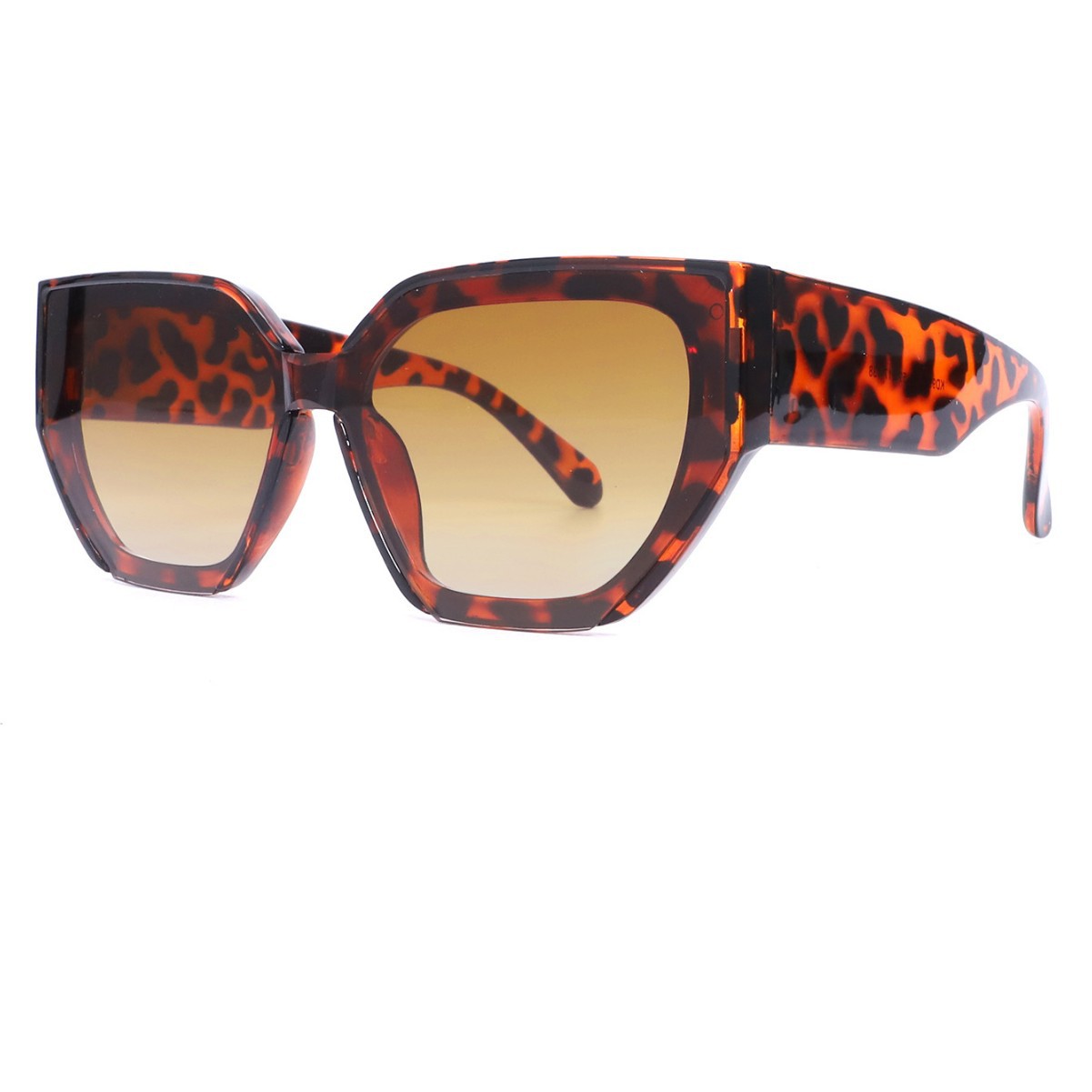 The new polarized sunglasses S26118 are trendy European and American street style sheet sunglasses that are versatile for cross-border use and in an INS style Application Scenario