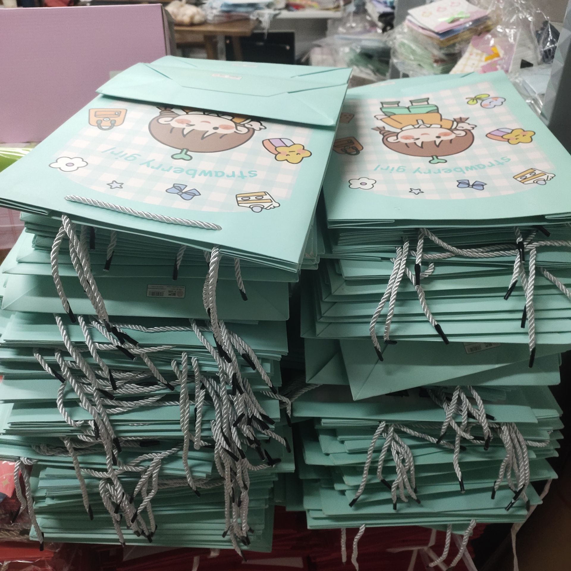 厂家清库存，只剩一点点了数量有限250g白卡礼品袋只有一个颜色