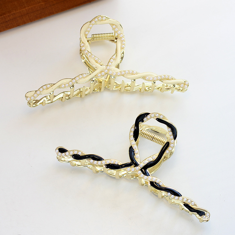 时尚通勤风合金麻花滴油黑白珍珠抓夹女夏季外出后脑勺鲨鱼夹发夹