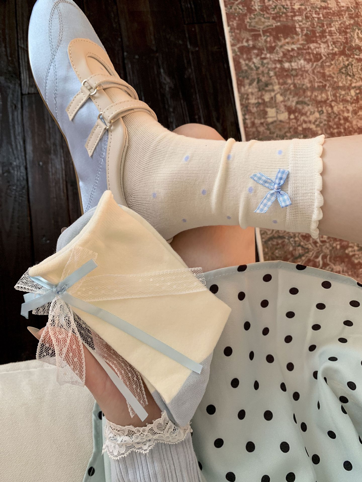 One-piece delivery service for Korean-style bow socks, MiU-style white and blue pile socks for women, new spring and autumn embroidered lace mid-calf socks pic 7