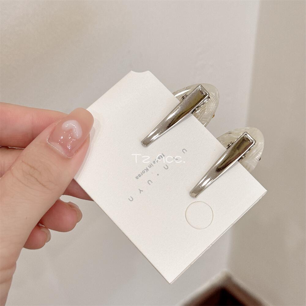 Acetic Acid Shijia Diamond Hair Clip, Little Fat clip, side bangs, one-line clip, duckbill-shaped hair clip, hair accessory, oval, high-end style new style Application Scenario