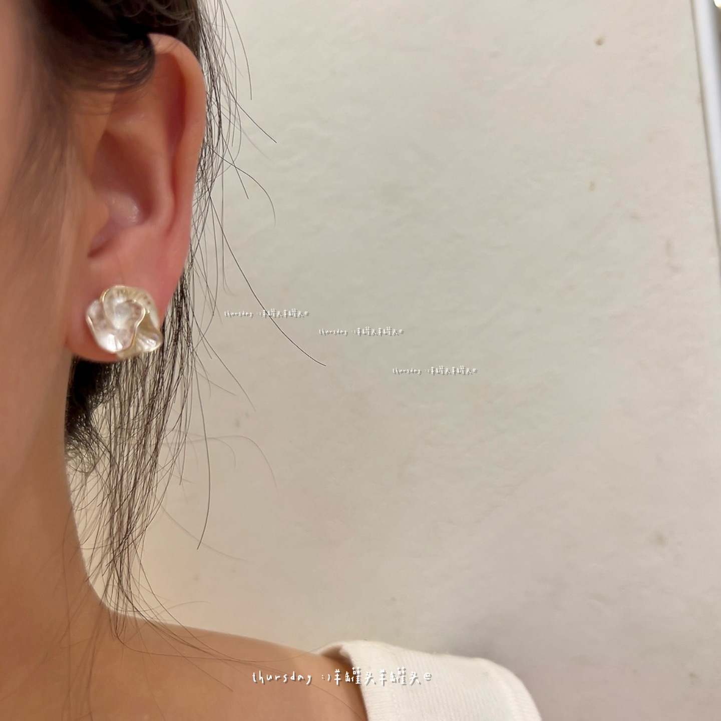 The new French retro light luxury style 925 silver needle earrings for women with small, exquisite and elegant white camellia stud earrings are trendy Application Scenario