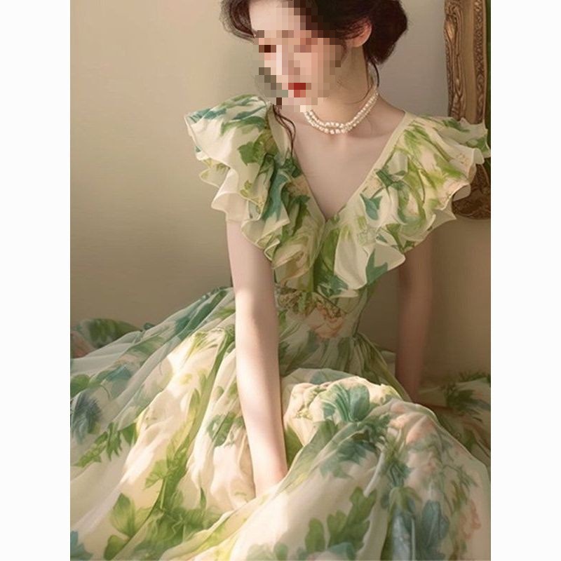 This beautiful French southern vacation dress is super slimming and good-looking in summer. It's a green printed flying sleeve dress for women in summer Application Scenario
