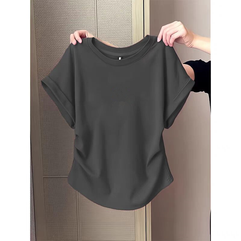 A small-sized cotton off-the-shoulder short-sleeved T-shirt for women, a summer fashion that makes them look younger. Pair it with a pleated and cinched bottom layer Item Picture