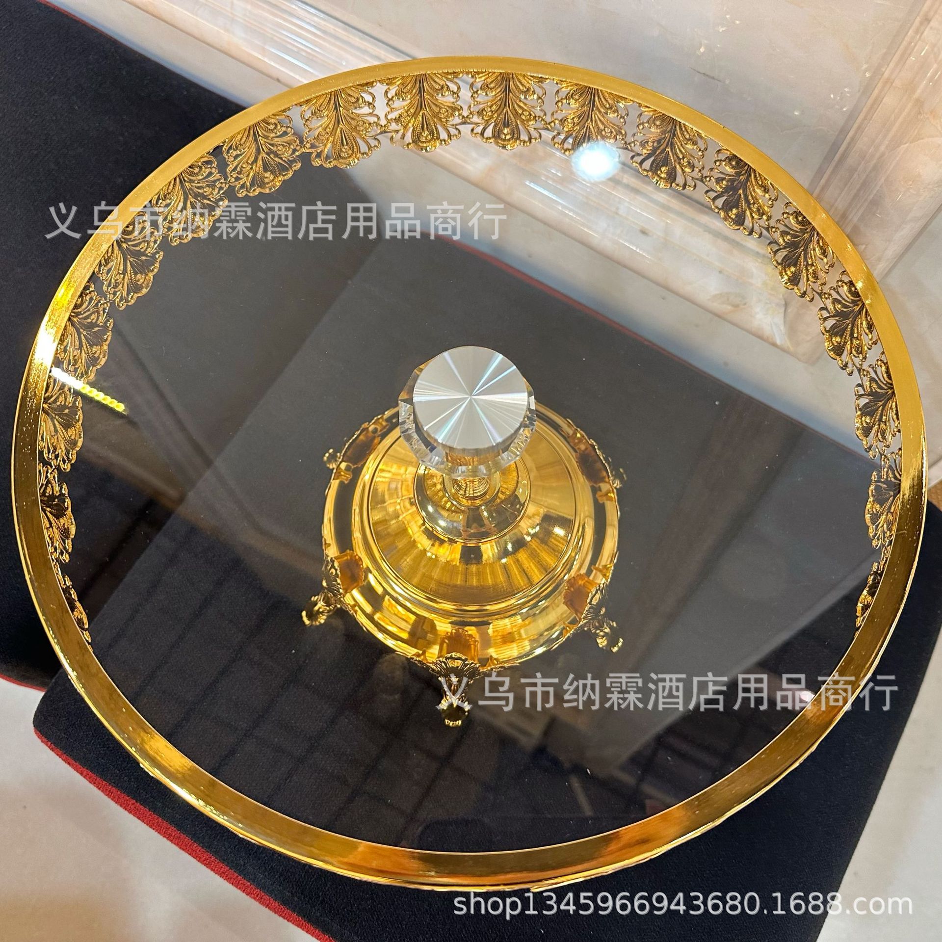 A simple European-style candy plate with glass and crystal for home use, a modern living room creative large plate details Picture