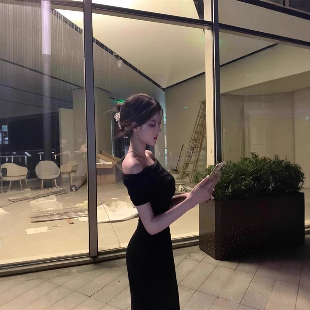 A sexy and mature woman wears a black one-shoulder dress, which exudes a summer charm. It's a figure-hugging and slimming long dress that cuts the waist and hips Application Scenario