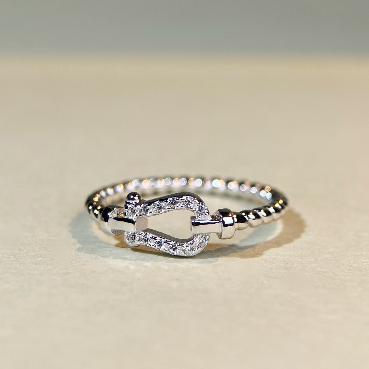 925 sterling silver horseshoe-plated women's 18K gold bead ring, simple and versatile women's zircon high-carbon diamond ring wholesale Application Scenario