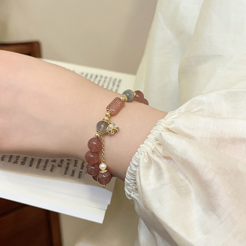 Cute pink strawberry crystal beaded bracelet, light luxury and niche design, high-end flower pendant bracelet wholesale Specification image
