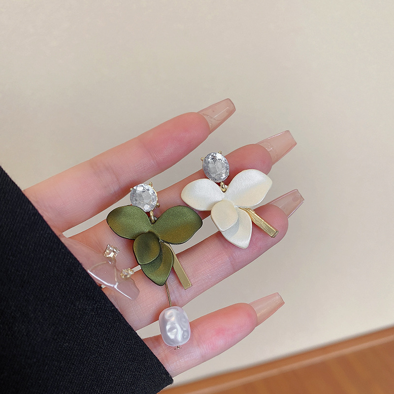 不对称绿色花瓣耳环高级感百搭复古珍珠耳坠女925银针耳饰品批发