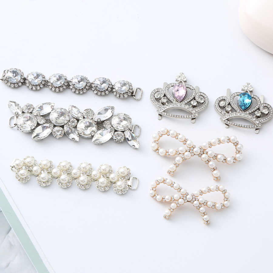 Fashionable and popular diamond-encrusted shoe buckles, pearl decorative buckles, sandals, leather shoes, metal zinc alloy shoes, floral shoe uppers, accessories and accessories Application Scenario