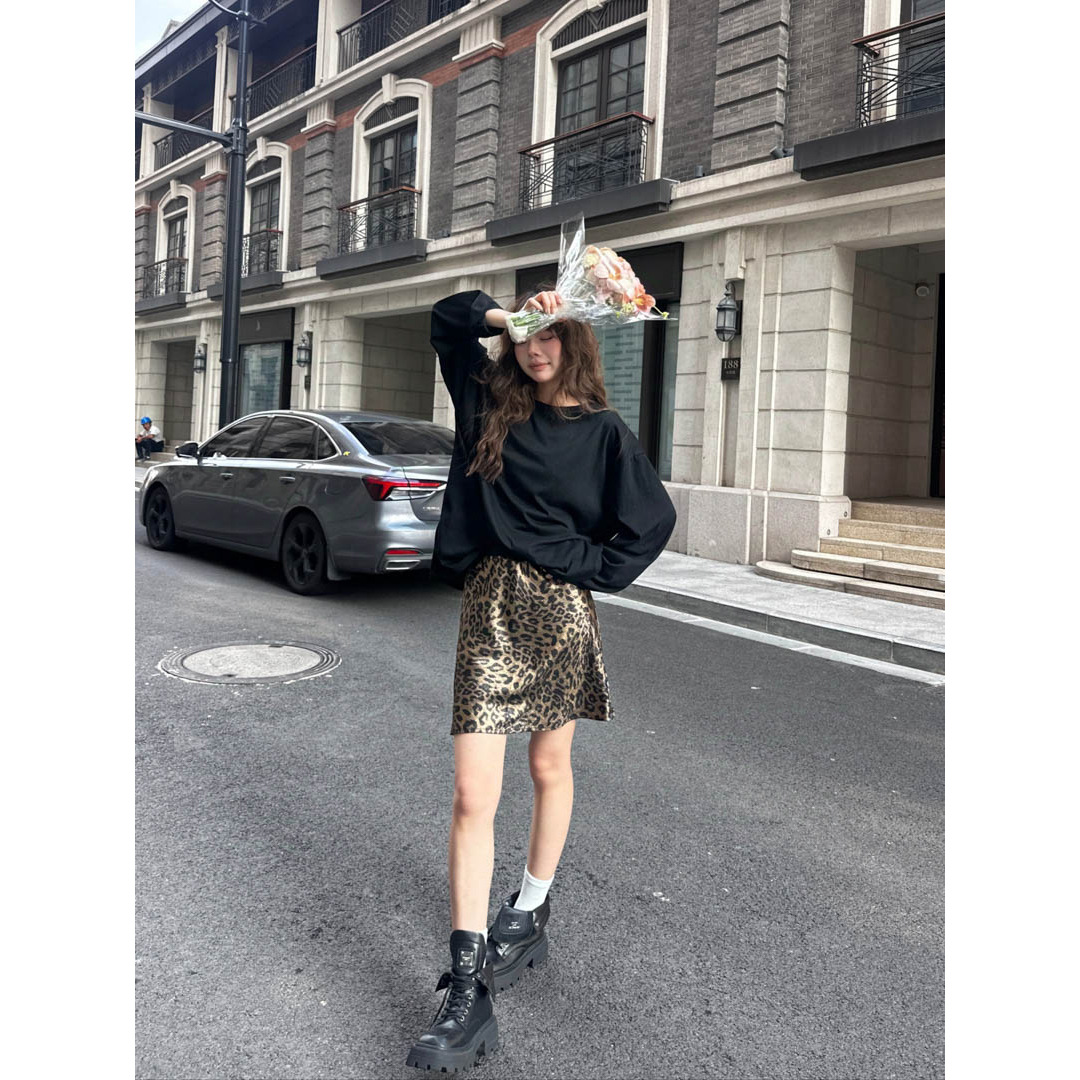 GAGD high-end satin flowing leopard print short skirt for women with a gilded luster, versatile, slimming and height-enhancing fishtail skirt details Picture