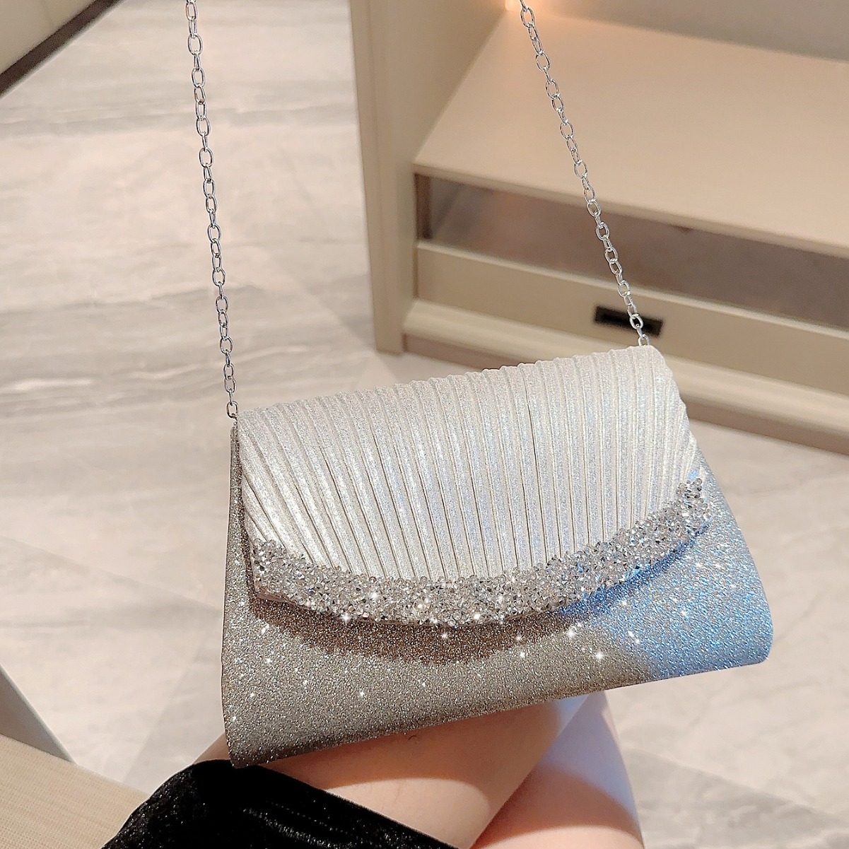 Glitter Dinner Bag Silver Pleated Diamond Premium Touch Clutch Bag With Dress Bag Celebrity Bag Crossbody Chain Bag Application Scenario