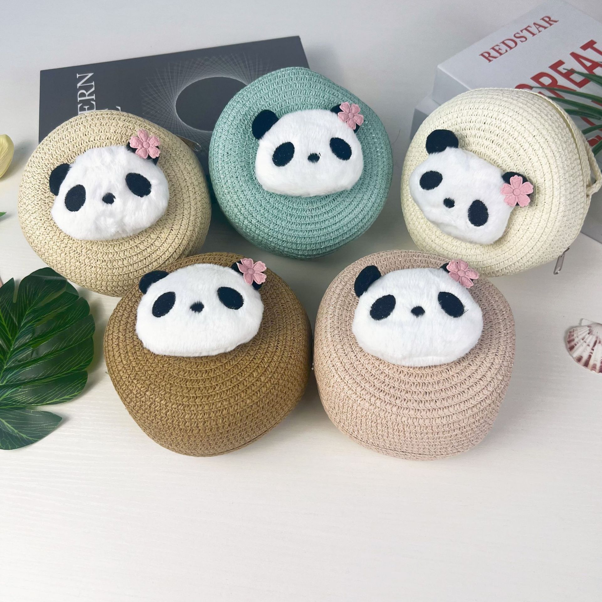 儿童包包日系卡通小圆包草编大熊猫男女童斜跨零钱小包包景区批发