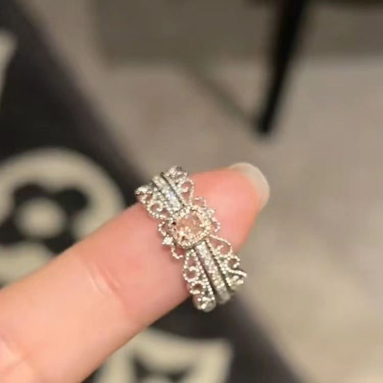 The light luxury pink diamond ring is simple, versatile and stylish. It features a full diamond square bag that can be adjusted. It is designed by a niche designer details Picture