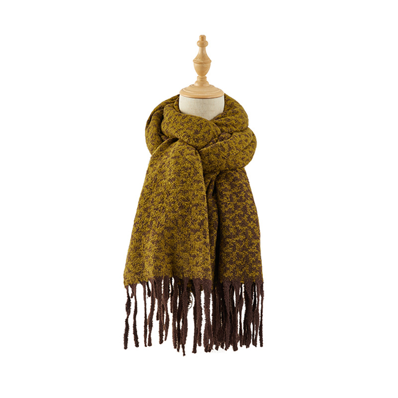 New Autumn/Winter 2024 checkered color-blocking scarf for women, a fashionable Korean-style scarf with warm tassels and a retro shawl Item Picture