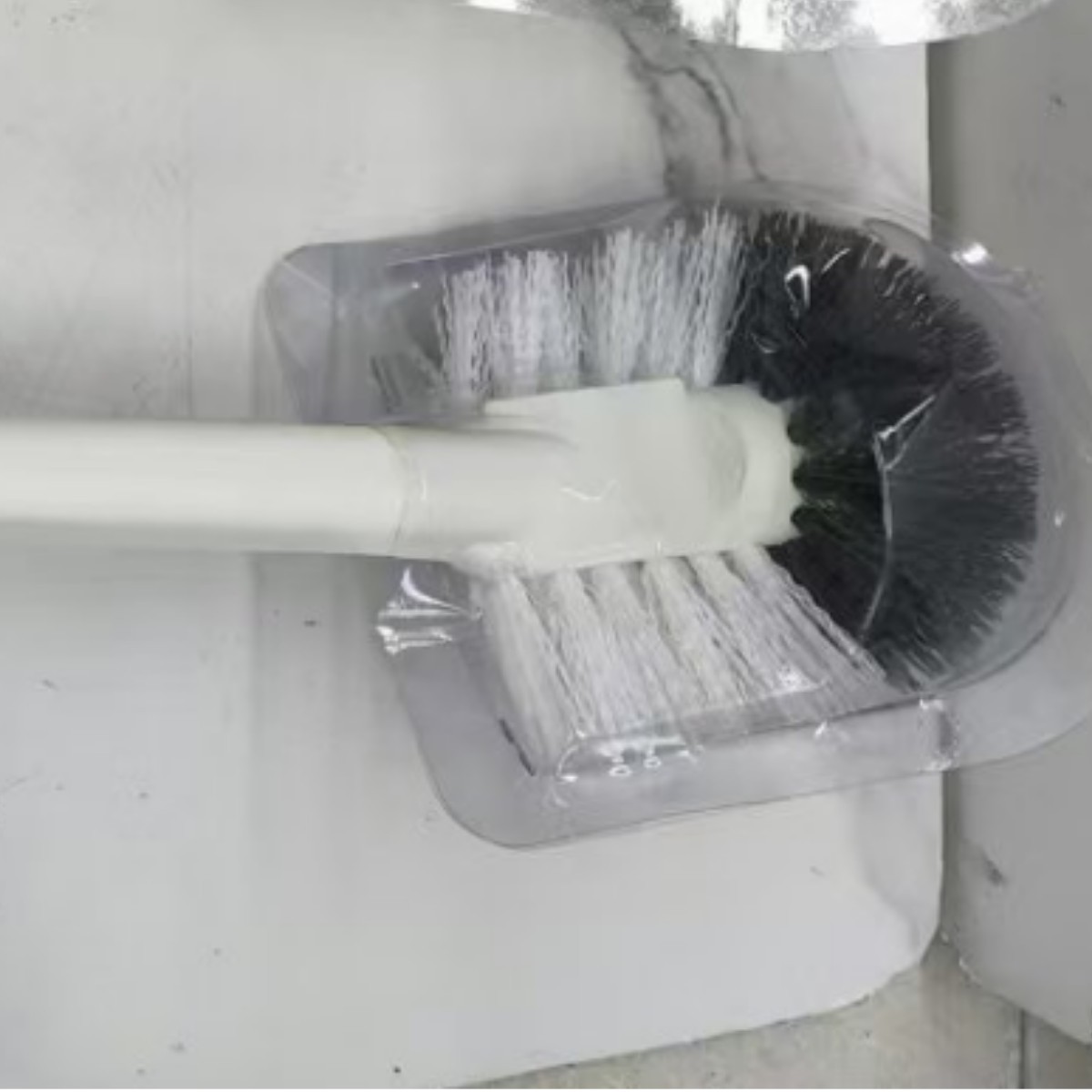 Multi-functional toilet brush, a brush for cleaning stains in the toilet, toilet brush, curved toilet brush, toilet elbow Application Scenario