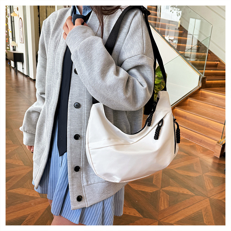 斜挎包女包简约时尚大容量轻便学生单肩健身包百搭跨境饺子包详情25