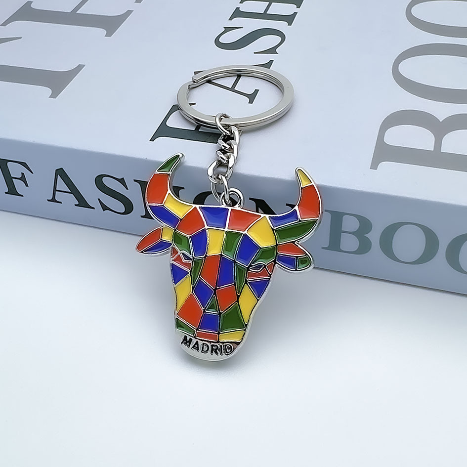 厂家定制西班牙斗牛设计定制旅游纪念品画油烤漆工艺金属钥匙扣