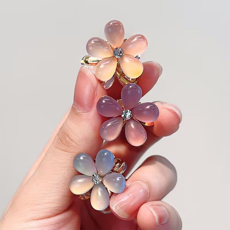 Korean Rhine-Diamond Cat-Eye Bangs Clip Forehead Temperament Clip Small Super Fairy Flower Lady Clip Hair Clip Side Application Scenario