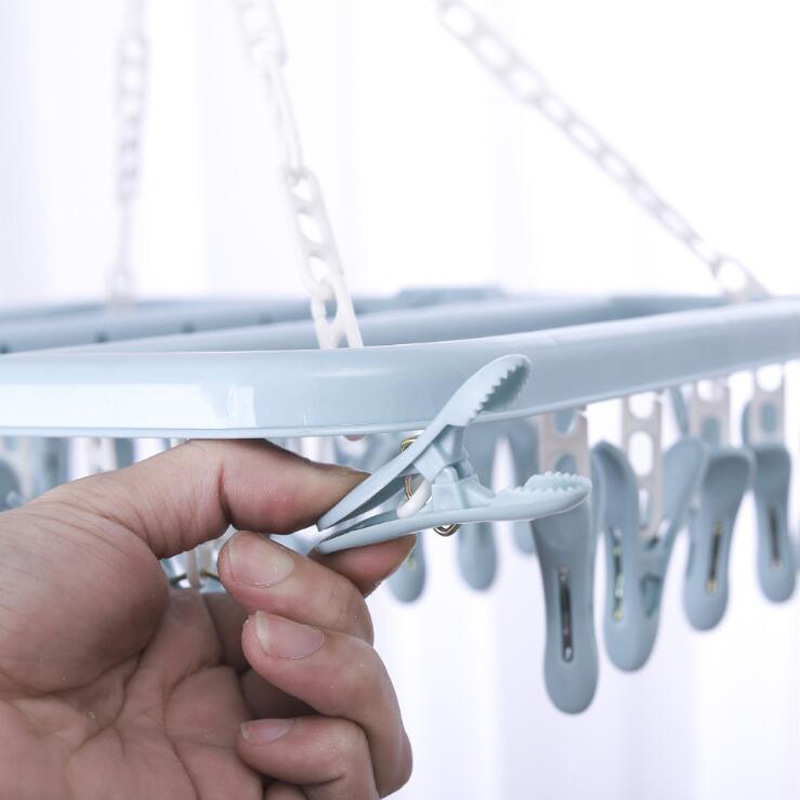 32-clip folding clothes hanger Application Scenario