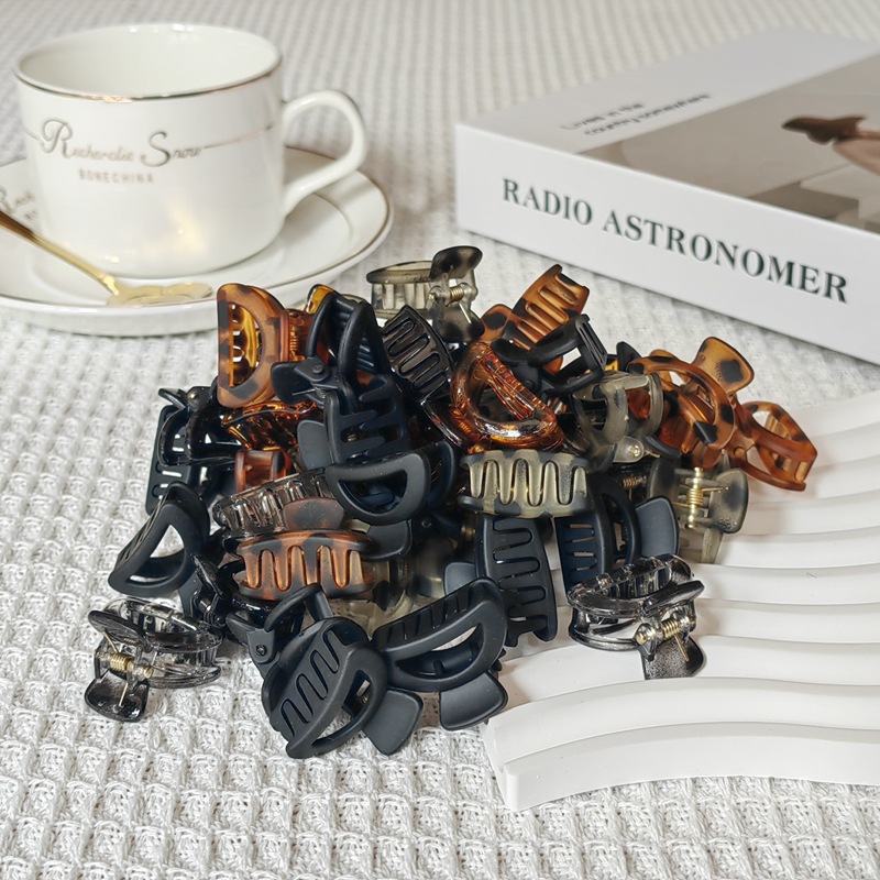 Cross-border foreign trade leopard-print small hair clips, amber hair claws, tortoiseshell style hair clips, top clips, half-tied bangs clips, small hair clips details Picture