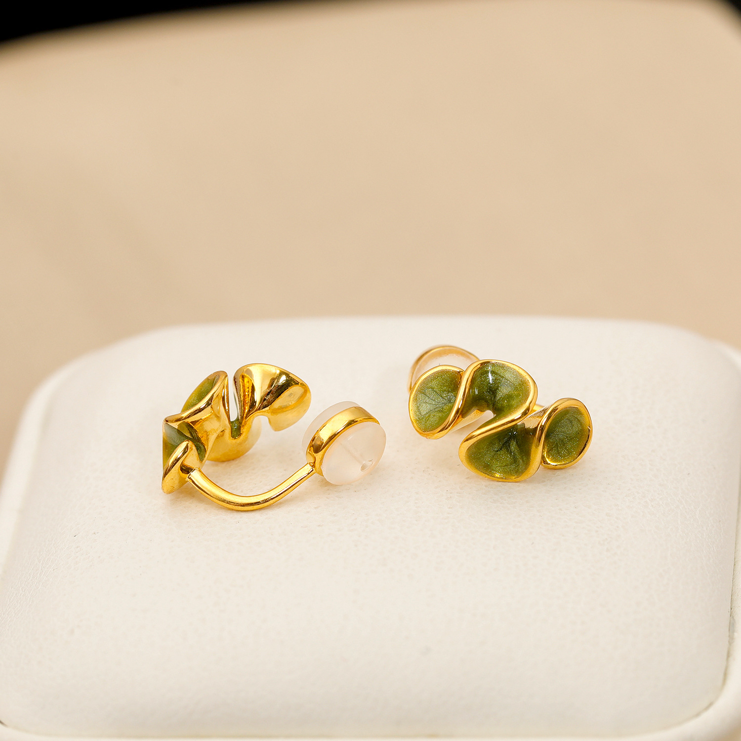 Hyacinth enamel drop glaze cream flower silicone ear clip women's earless earrings New cute, individual, sweet and simple earrings Application Scenario