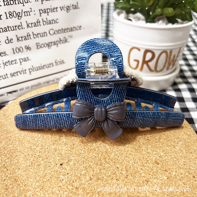 Boss Ge's original design of the heart-shaped denim shark clip imitates the denim grid style, presenting a unique Korean and Japanese style for women Application Scenario