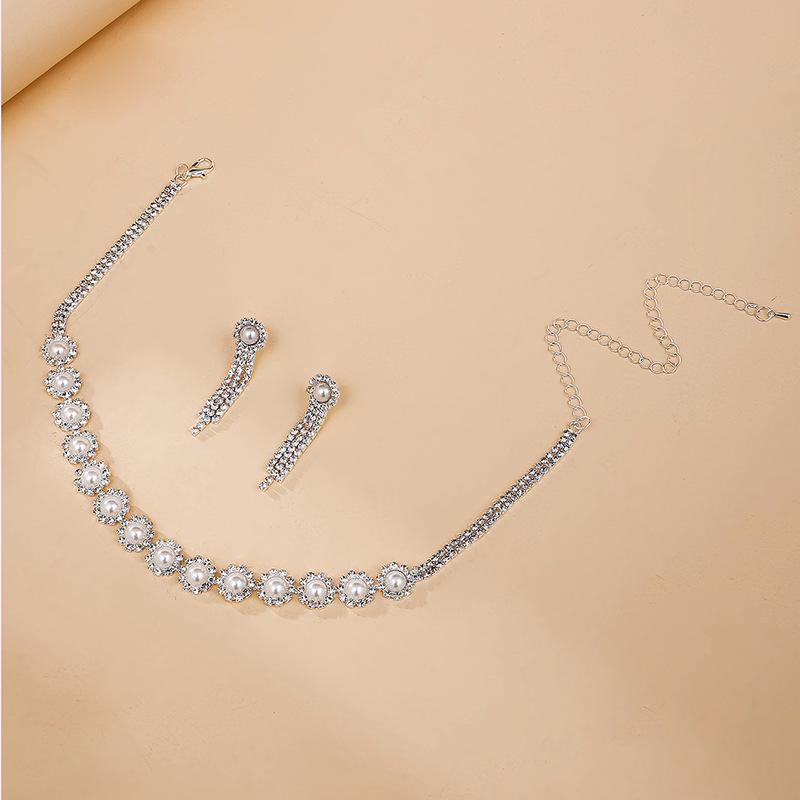 European and American sexy pearl, rhinestone, flower necklace, earring set, fashionable dress, simple and versatile necklace, collarbone chain Application Scenario
