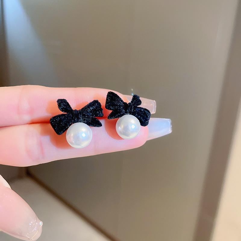 High-end design, new trendy pearl ear clips and earrings, fashionable and elegant, black bow, no ear holes, design sense earrings Application Scenario