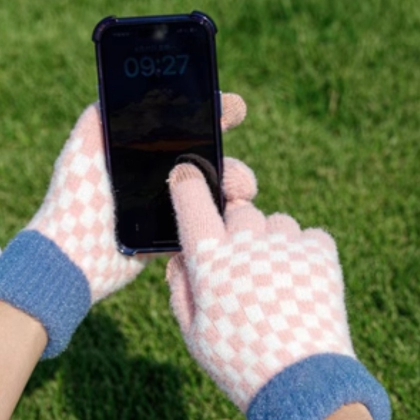 Versión coreana engrosada mujer guantes invierno frío y calor ciclismo al aire libre de punto todos los dedos tablero de ajedrez color de choque pantalla táctil Application Scenario