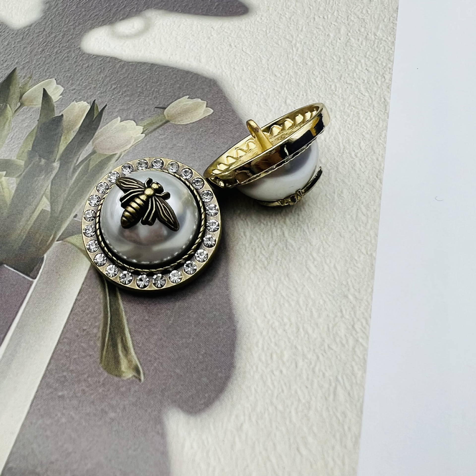 Stylish Diamond-Studded Pearl Bee Metal Button Small Scented Coat Tweed Knit Buckle With All Decorative Buttons Application Scenario