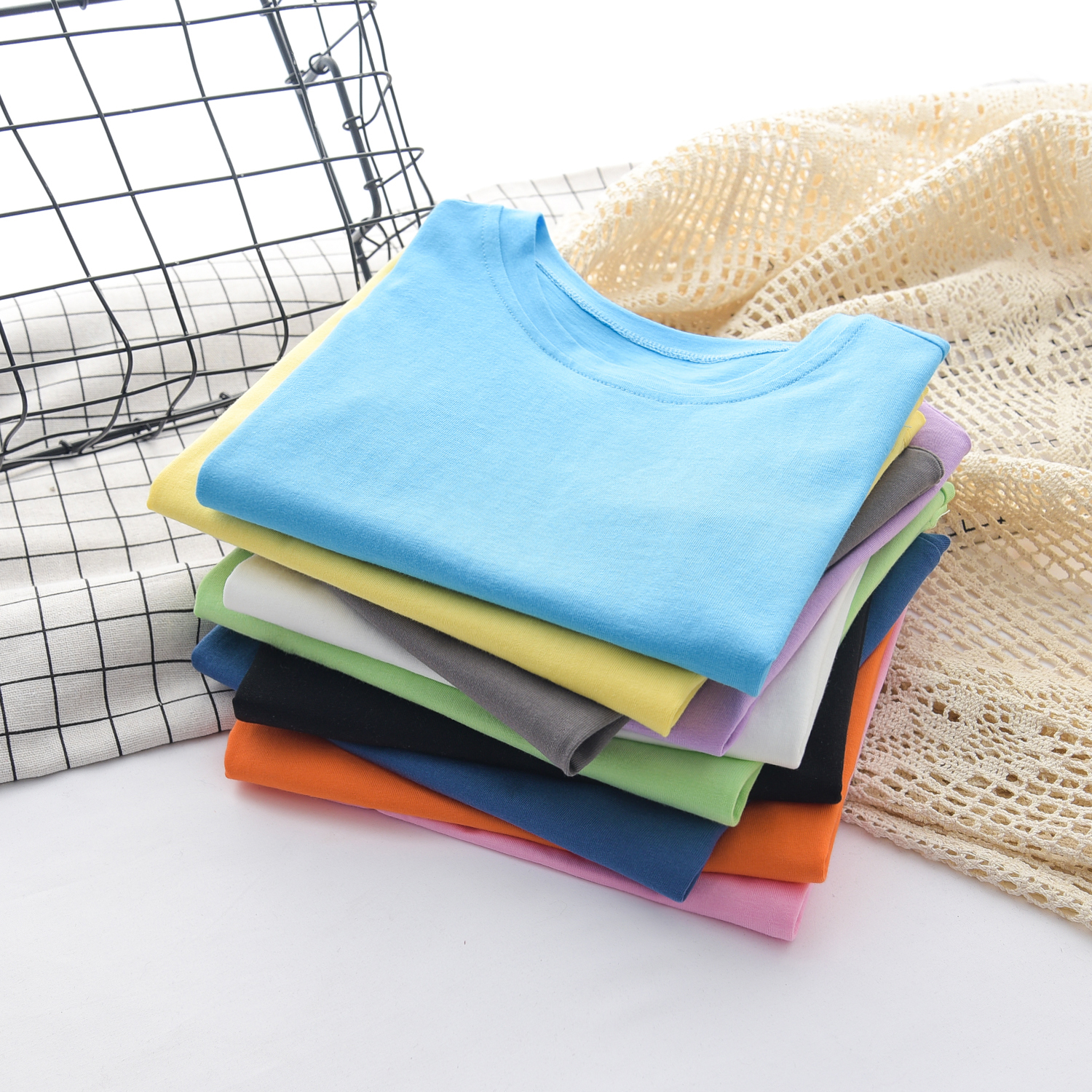 For boys, girls and children, there are white T-shirts and half-sleeved tops. For boys, there are solid-colored short-sleeved uniform class clothes. For children, there is pure cotton and pure white details Picture