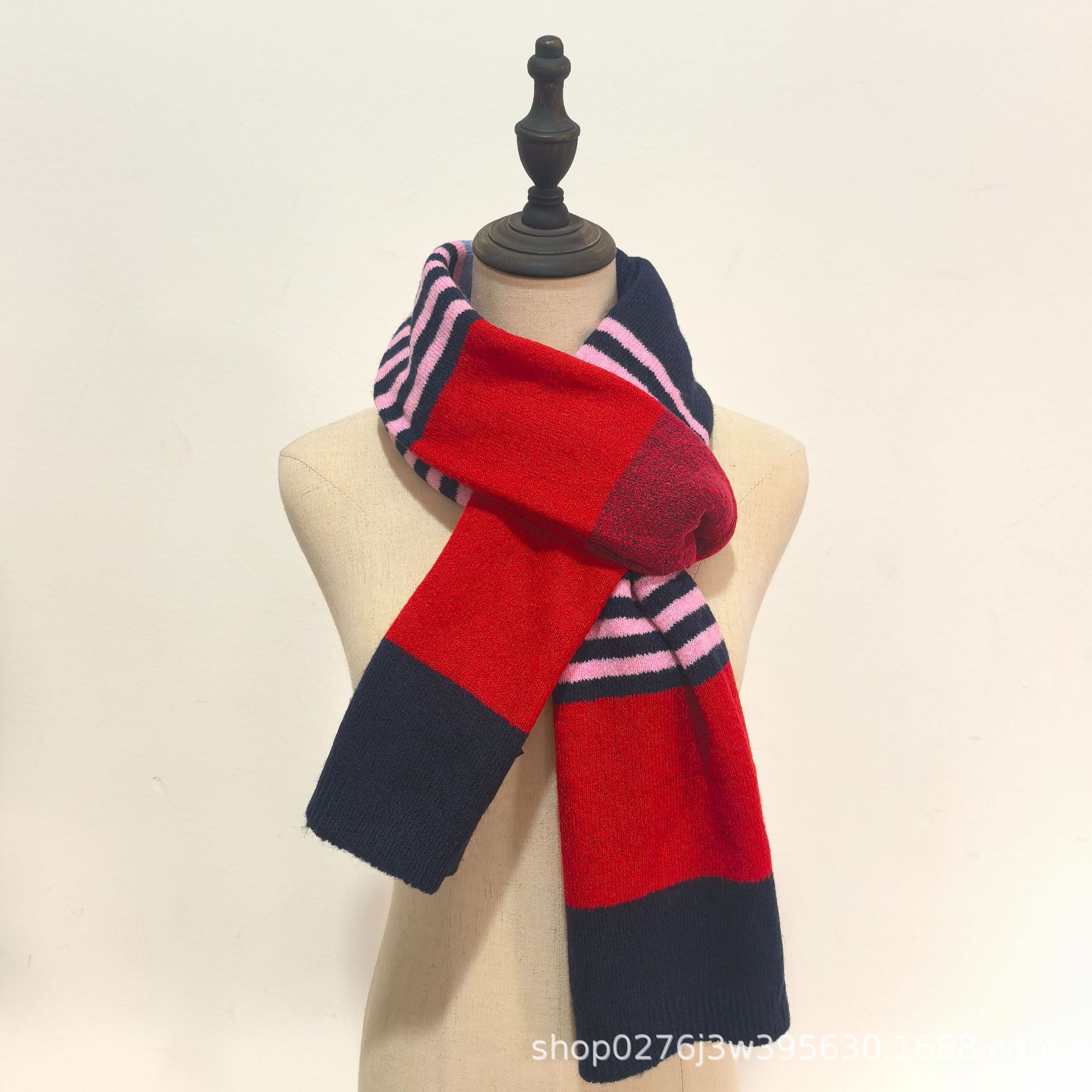 This autumn and winter warm knitted color-blocking scarf is soft and smooth to the skin, versatile for daily use and can be used as an accessory to exude youthful vigor Application Scenario